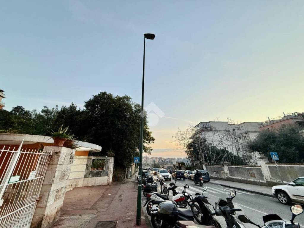 negozio in affitto a Napoli in zona Posillipo