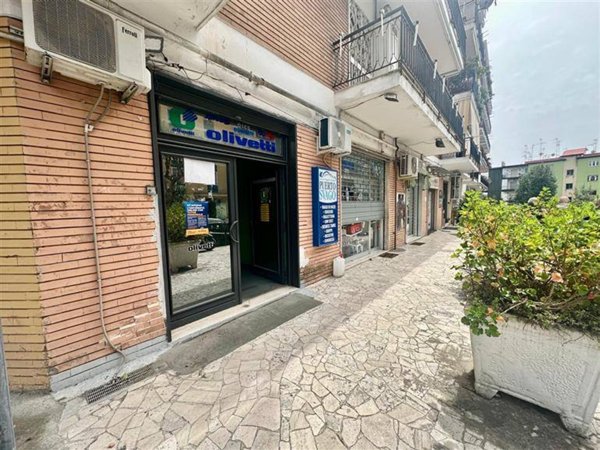 negozio in affitto a Napoli in zona San Carlo all'Arena