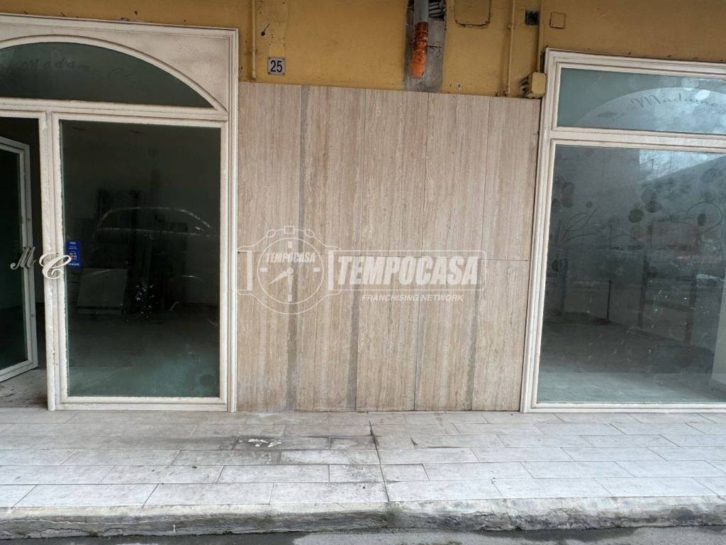 negozio in affitto a Napoli in zona Bagnoli