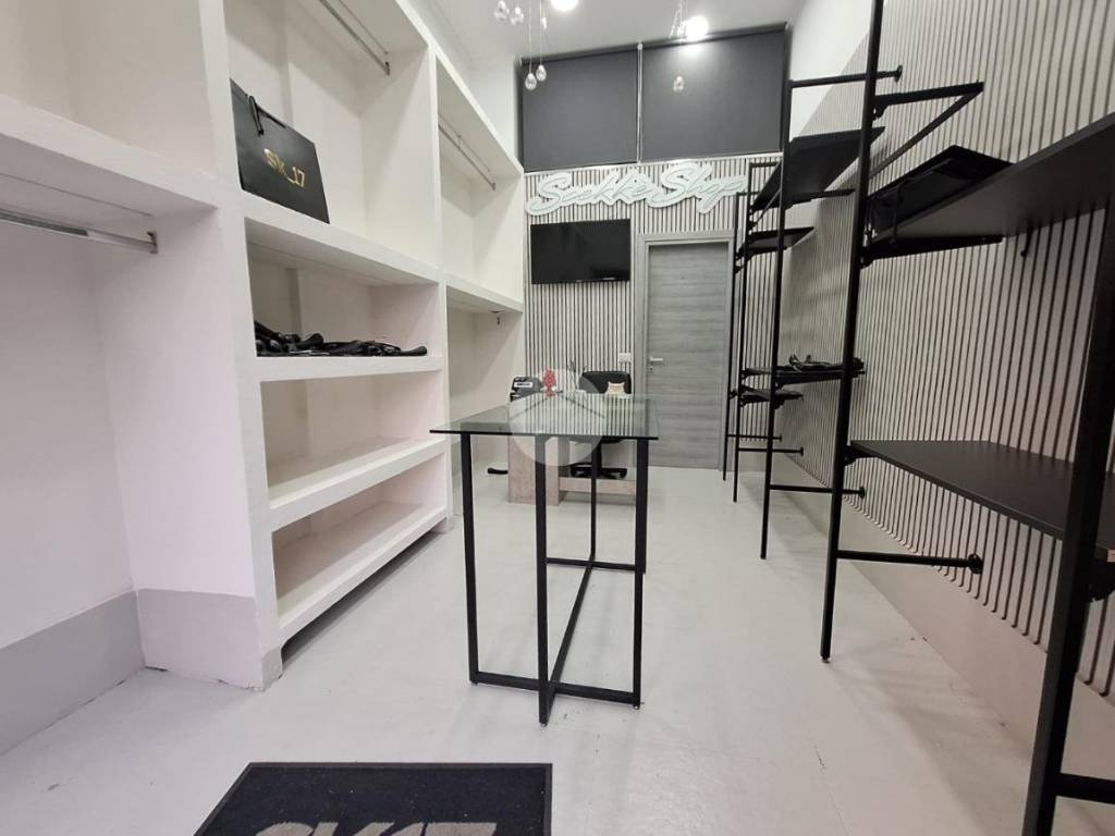 negozio in affitto a Napoli in zona Arenella