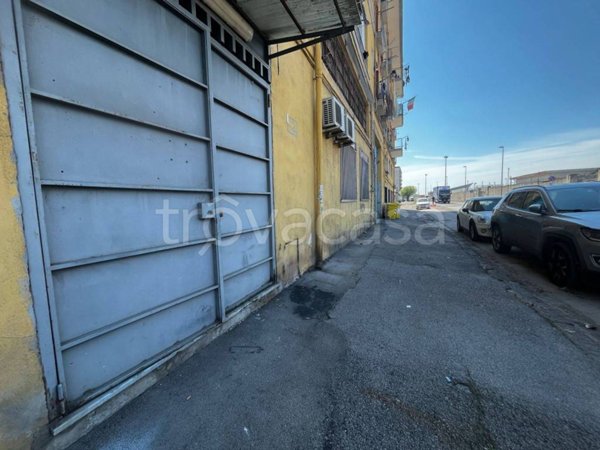 negozio in affitto a Napoli in zona Zona Industriale-Ferrovia