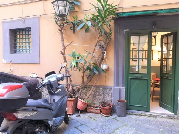 negozio in affitto a Napoli in zona Chiaia