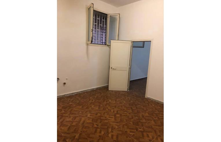 locale commerciale in affitto a Napoli in zona San Carlo all'Arena