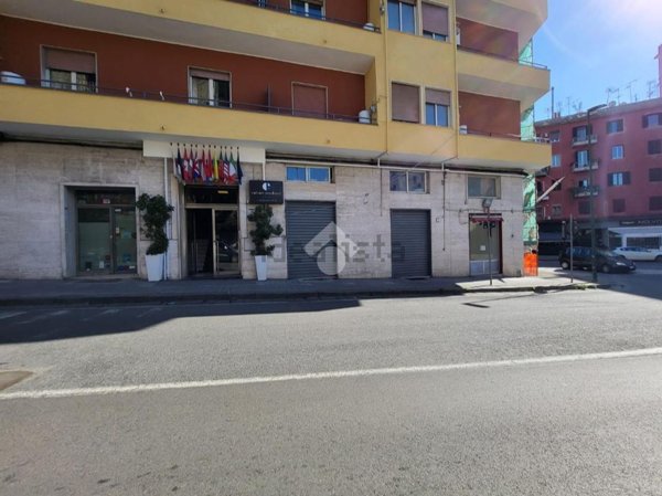 locale commerciale in affitto a Napoli in zona Fuorigrotta