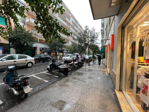 negozio in affitto a Napoli in zona Arenella