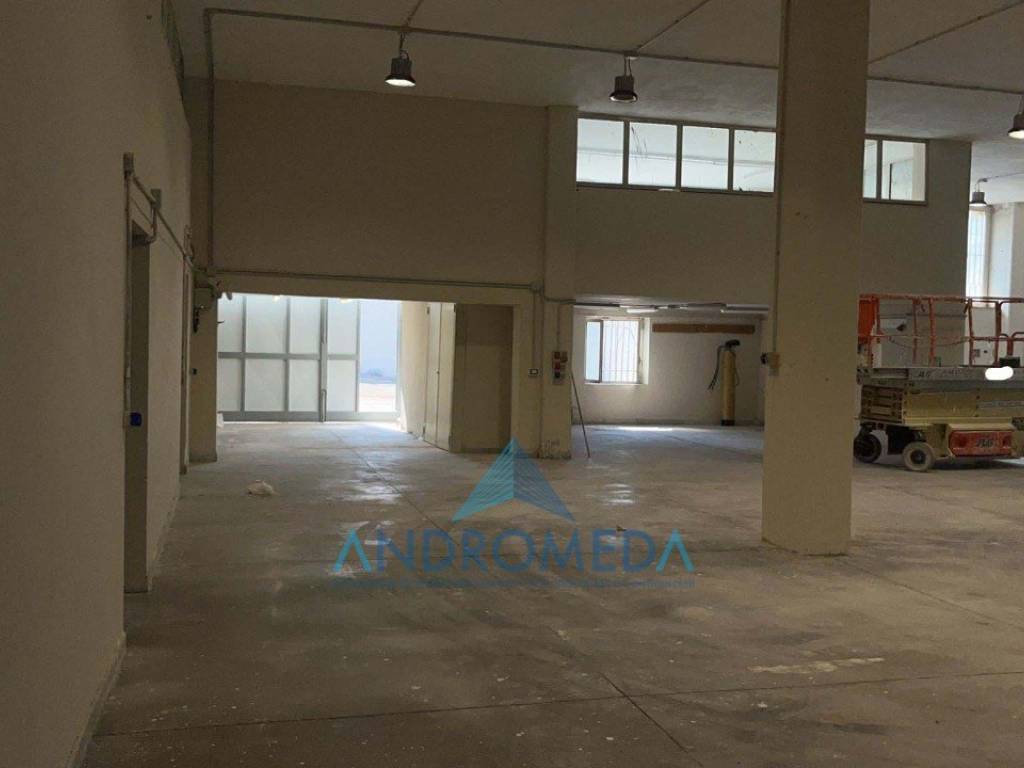 locale commerciale in affitto a Napoli in zona Capodichino