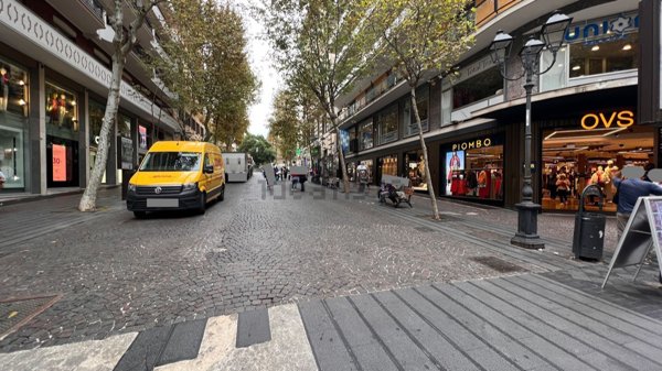 negozio in affitto a Napoli in zona Vomero