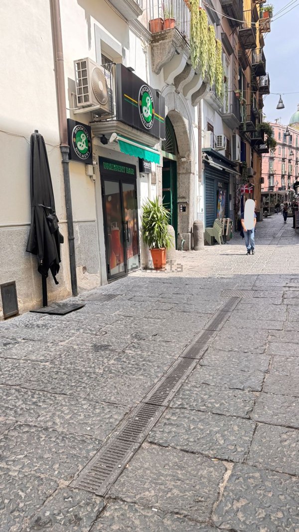 locale commerciale in affitto a Napoli in zona Chiaia