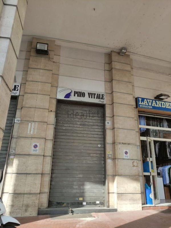 locale commerciale in affitto a Napoli in zona Arenella
