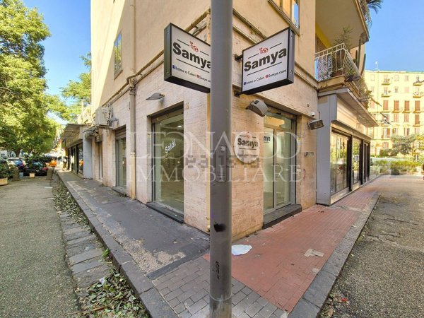 locale commerciale in affitto a Napoli in zona Arenella