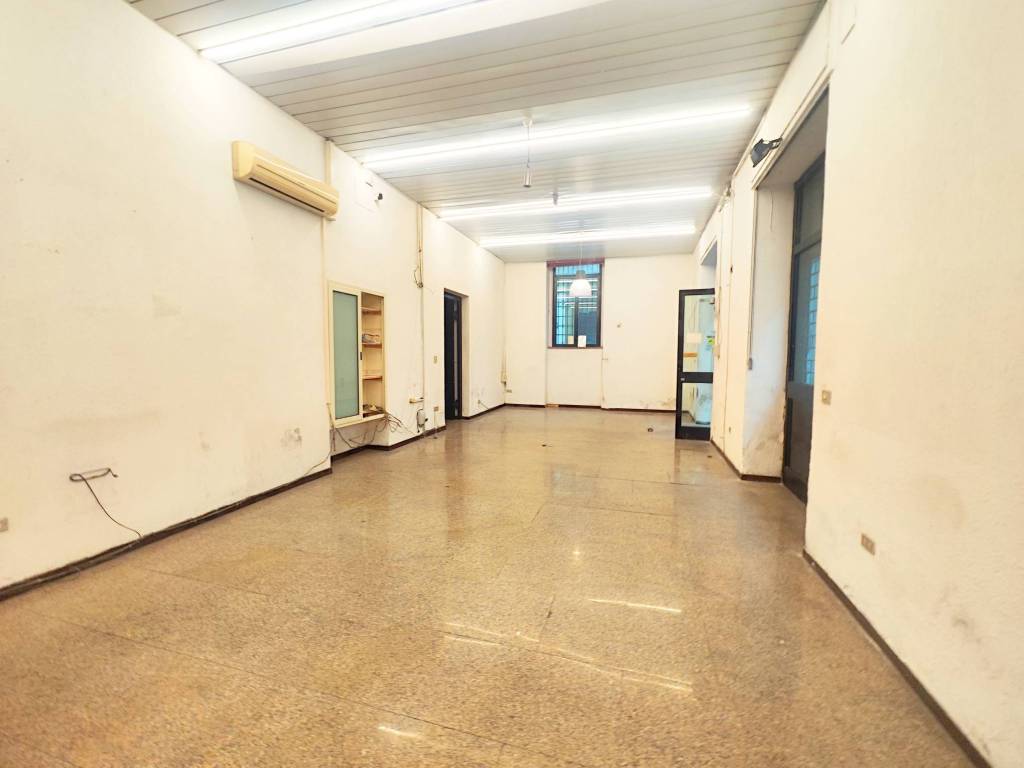 negozio in affitto a Napoli in zona Chiaia