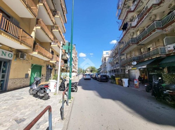 negozio in affitto a Napoli in zona Pianura