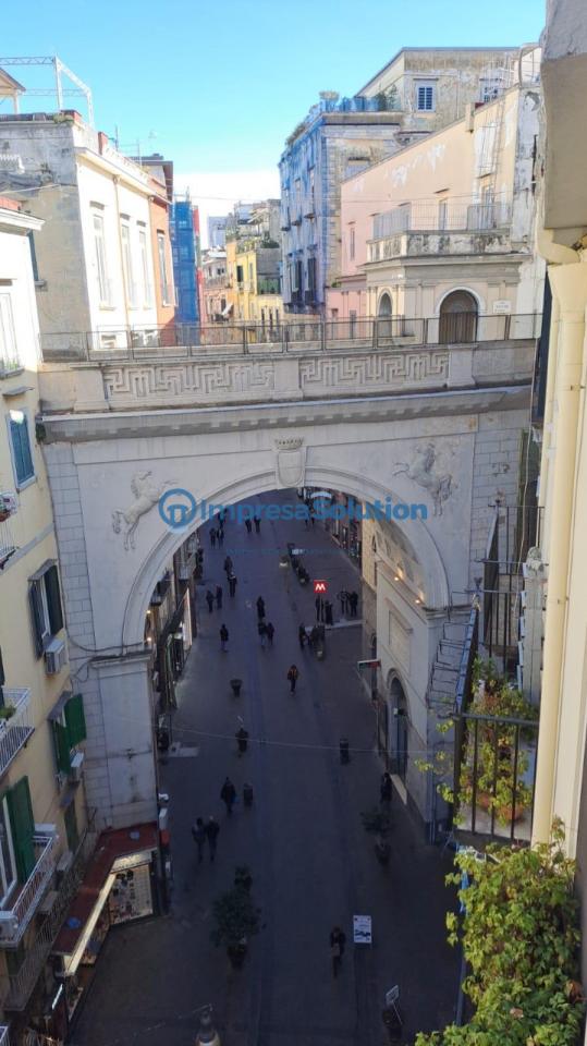 negozio in affitto a Napoli in zona Chiaia