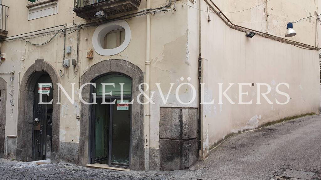 trivano in affitto a Napoli in zona Chiaia