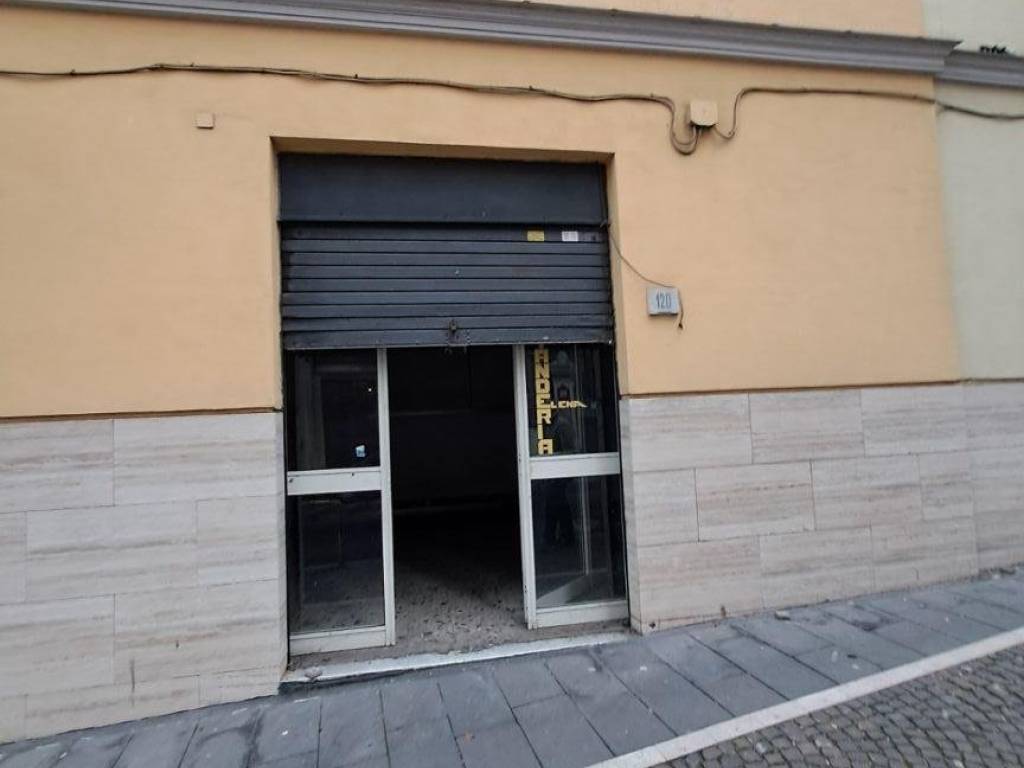 locale commerciale in affitto a Napoli in zona Chiaia