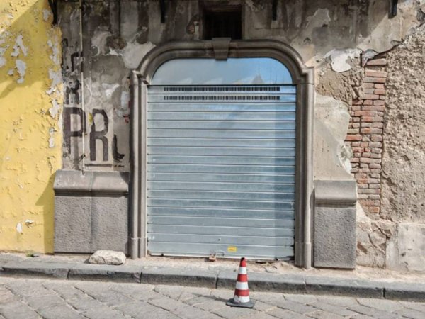 negozio in affitto a Napoli in zona Chiaia