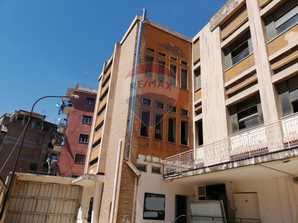 negozio in affitto a Napoli in zona San Carlo all'Arena