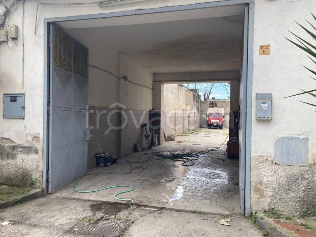 locale commerciale in affitto a Napoli in zona Barra