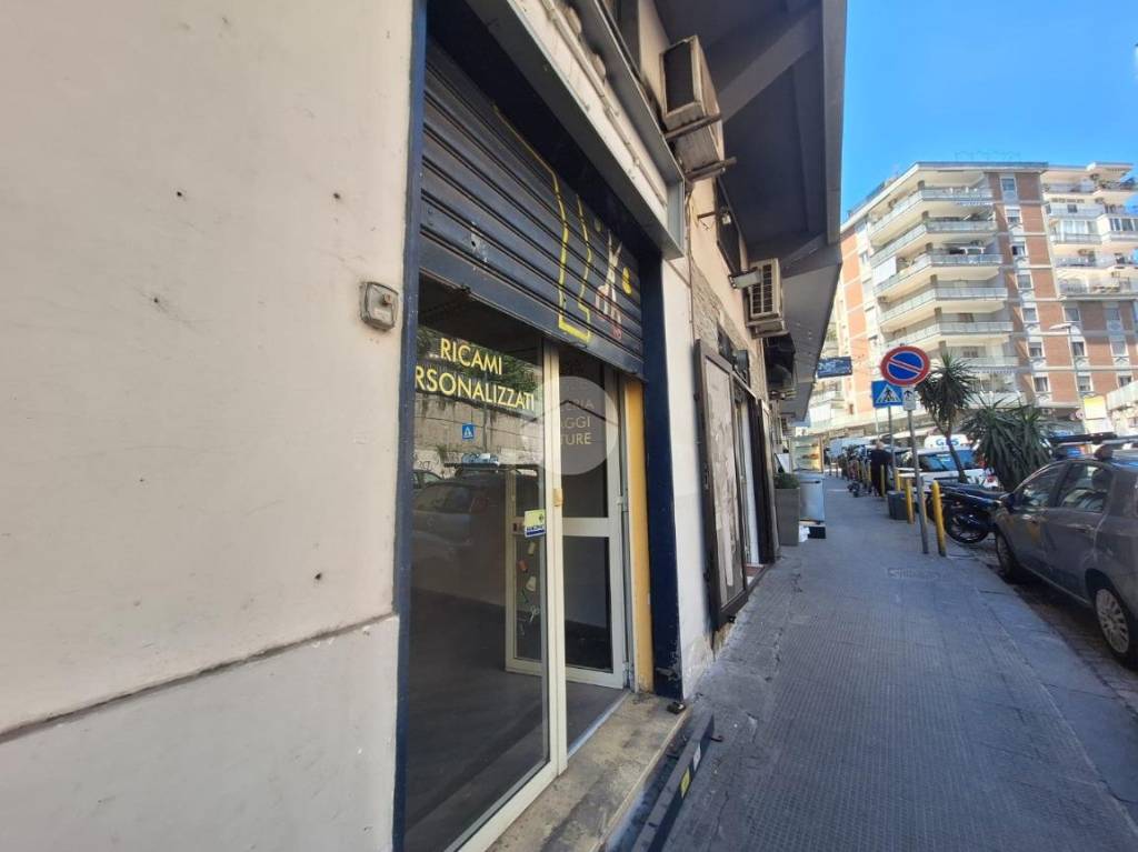 negozio in affitto a Napoli