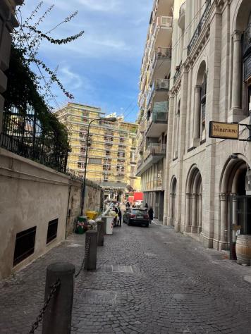 negozio in affitto a Napoli in zona Chiaia