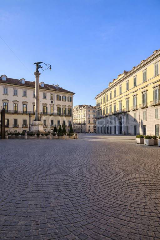 negozio in affitto a Napoli in zona Chiaia