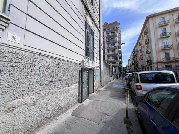 negozio in affitto a Napoli in zona Vomero