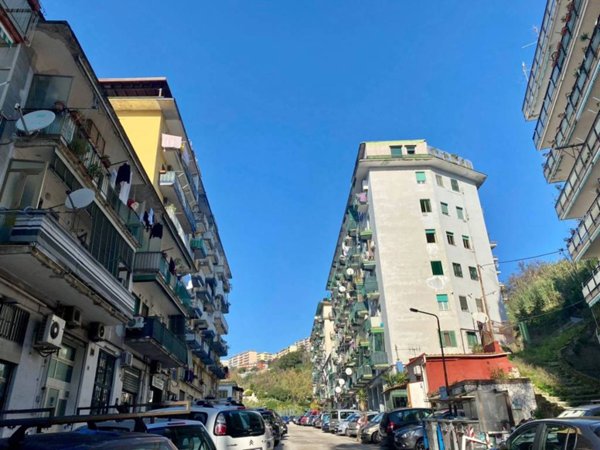 negozio in affitto a Napoli in zona Fuorigrotta