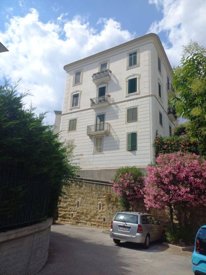 appartamento in affitto a Napoli in zona Chiaia