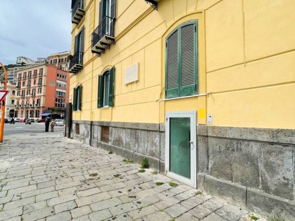 trivano in affitto a Napoli in zona Chiaia