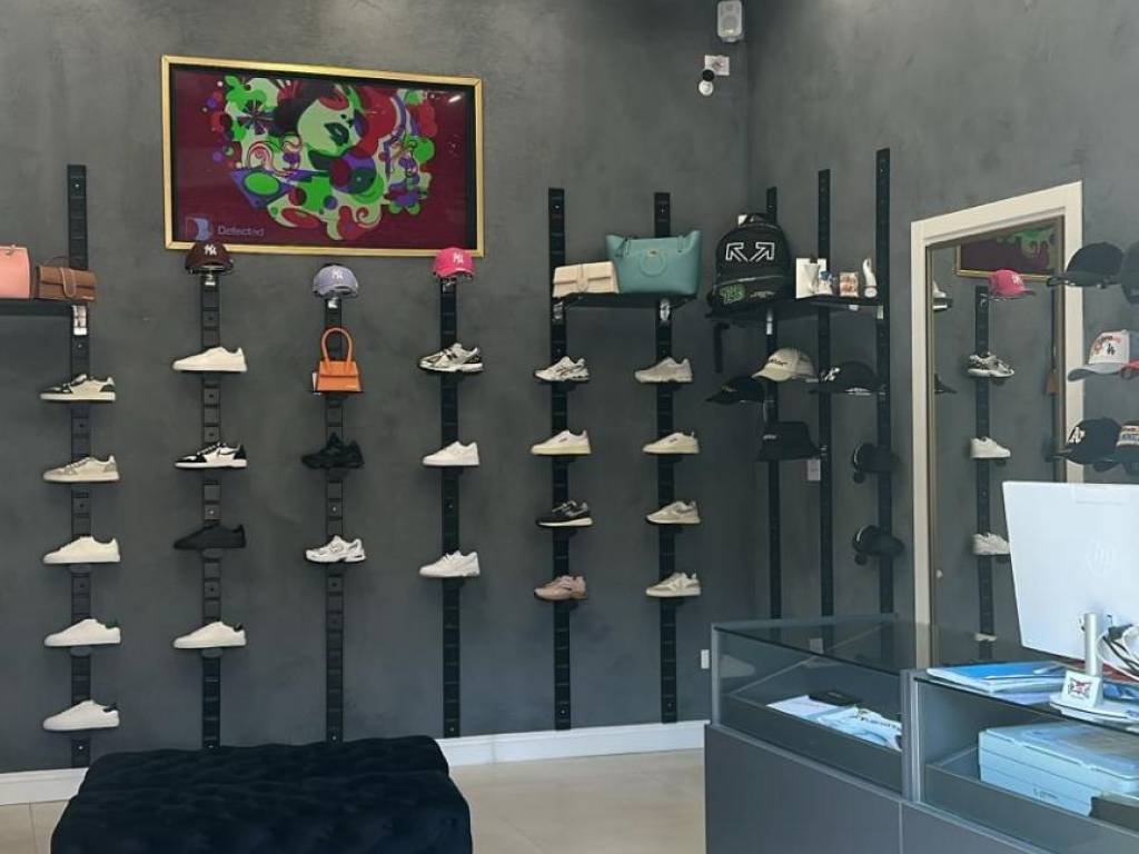 negozio in affitto a Napoli in zona Chiaia