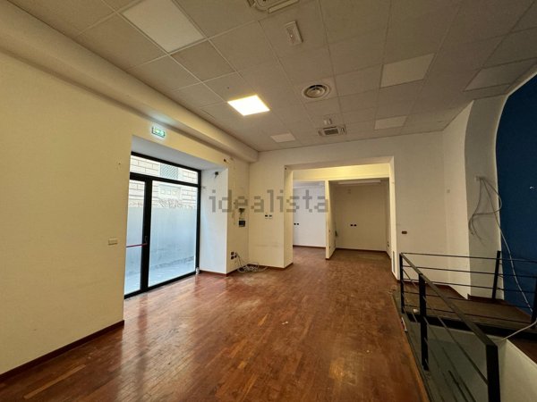 locale commerciale in affitto a Napoli in zona San Ferdinando