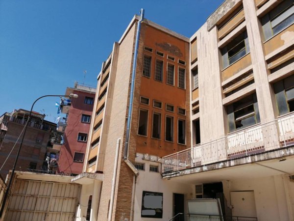 negozio in affitto a Napoli in zona San Carlo all'Arena