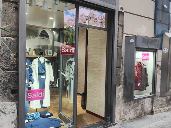 negozio in affitto a Napoli in zona Chiaia