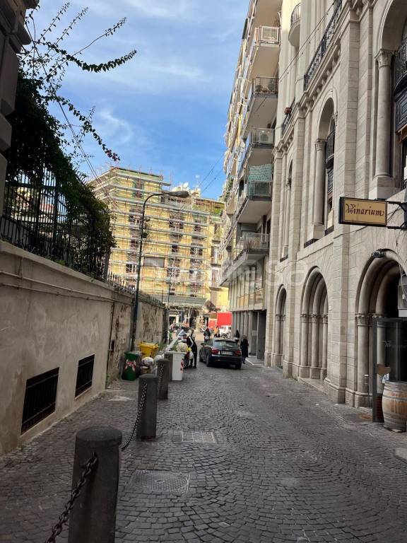 negozio in affitto a Napoli in zona Chiaia