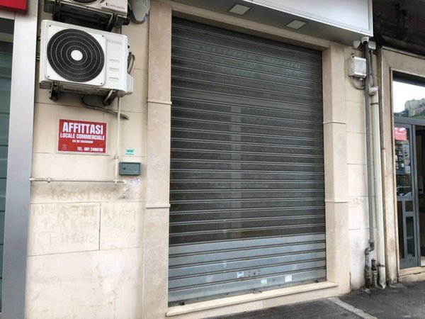 negozio in affitto a Napoli in zona Fuorigrotta