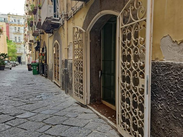 negozio in affitto a Napoli in zona Chiaia