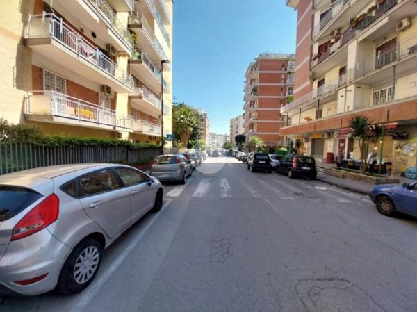 negozio in affitto a Napoli in zona Capodimonte / Colli Aminei
