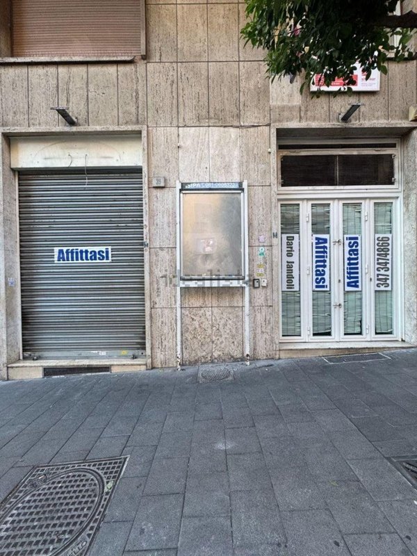 locale commerciale in affitto a Napoli in zona Chiaia