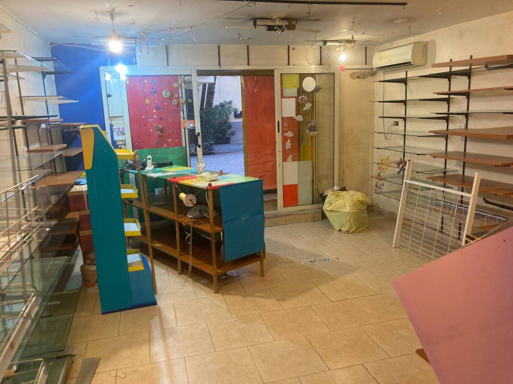 negozio in affitto a Napoli in zona Vomero