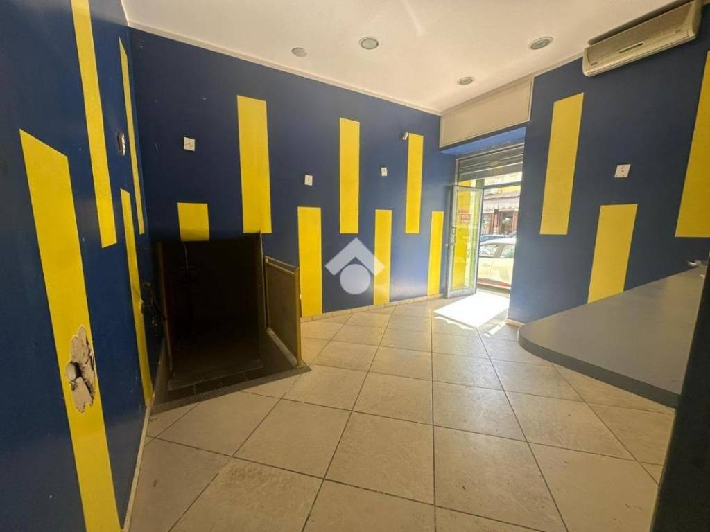 negozio in affitto a Napoli in zona Secondigliano