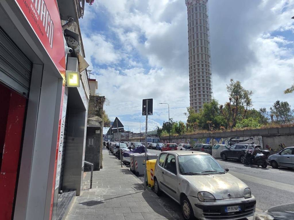 negozio in affitto a Napoli in zona Bagnoli