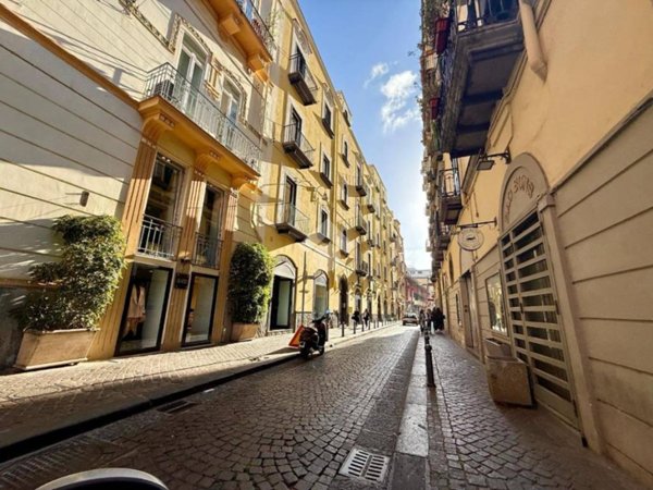 negozio in affitto a Napoli in zona Chiaia