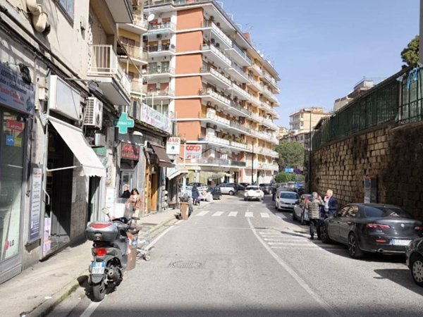 negozio in affitto a Napoli in zona Vomero