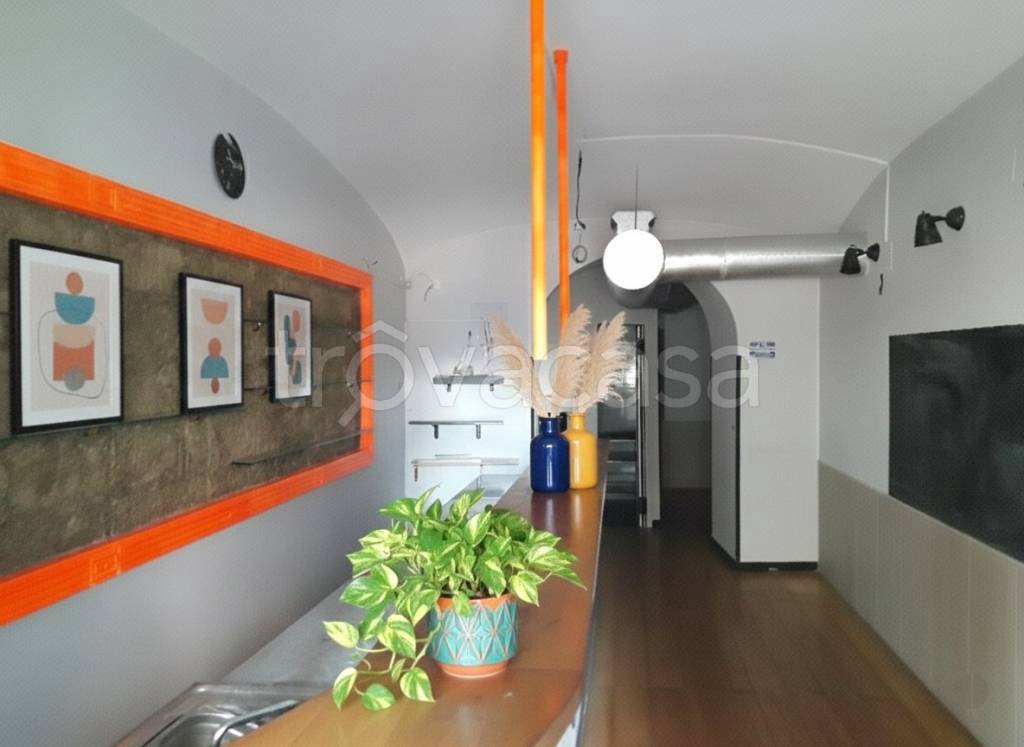 negozio in affitto a Napoli in zona Vomero