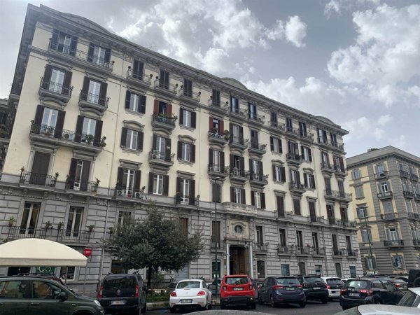 negozio in affitto a Napoli in zona Chiaia