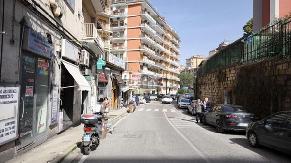 negozio in affitto a Napoli in zona Arenella