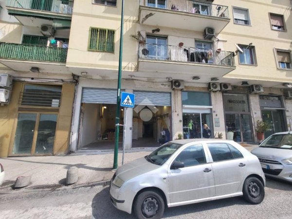 negozio in affitto a Napoli in zona Fuorigrotta