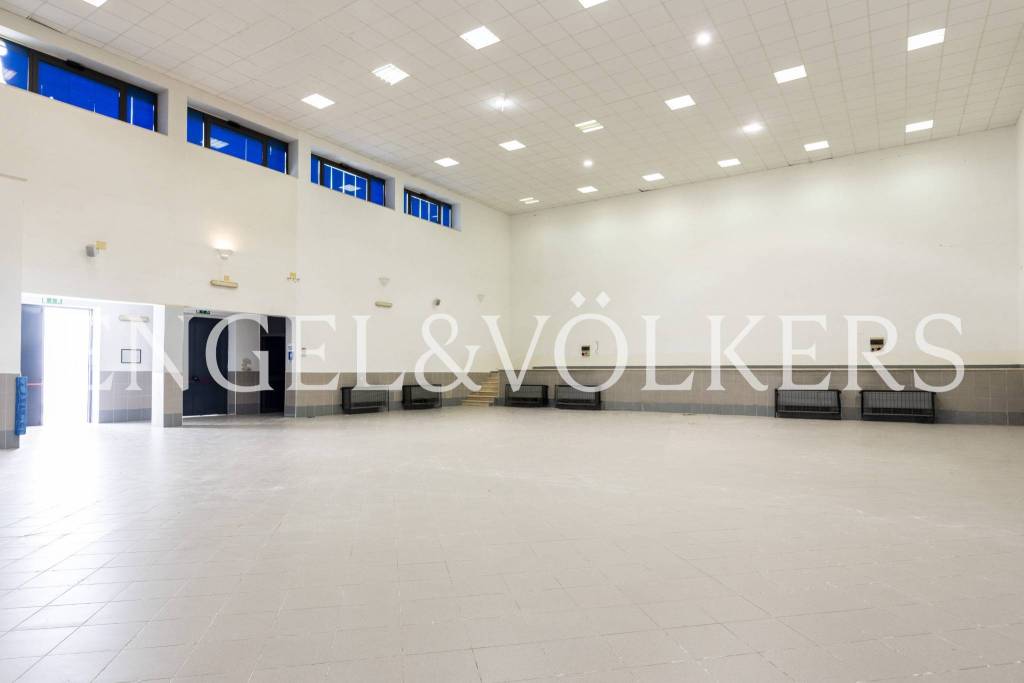 negozio in affitto a Napoli in zona Fuorigrotta