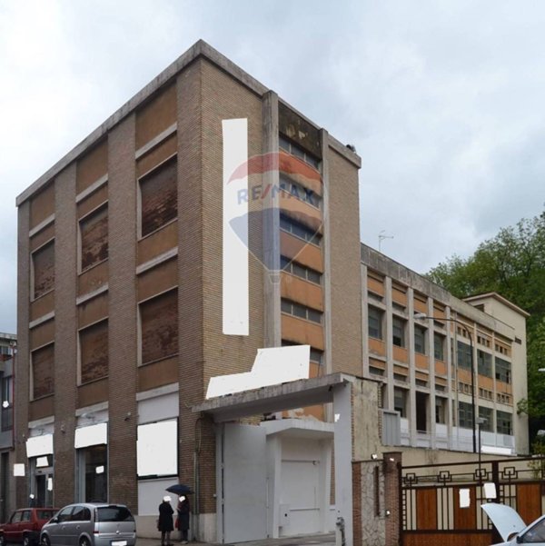 negozio in affitto a Napoli in zona San Carlo all'Arena