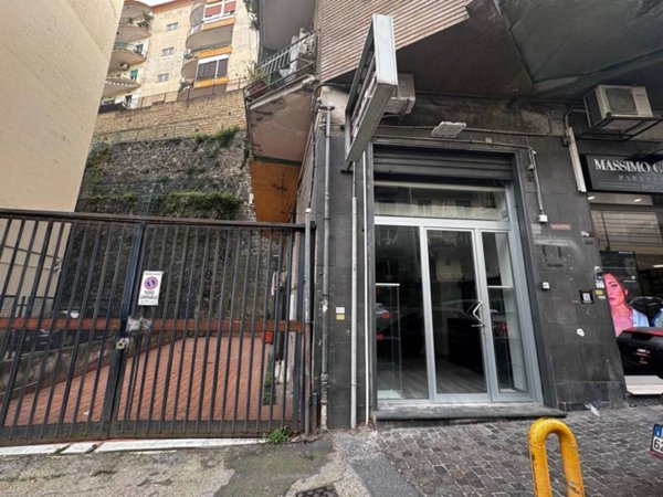negozio in affitto a Napoli in zona Vomero